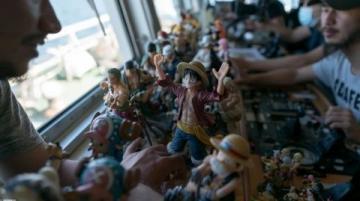 港铁推出国产新列车,铁路爱好者争相体验与拍照