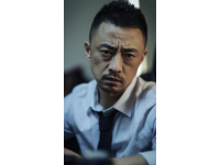 快递柜叮的一声响时，仰墨尘正在列车员休息室里核对今天的运行表