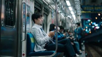 去北京一上火车就碰到两个件别扭事！一个女乘客坐在我的位置上不动弹，我告诉她