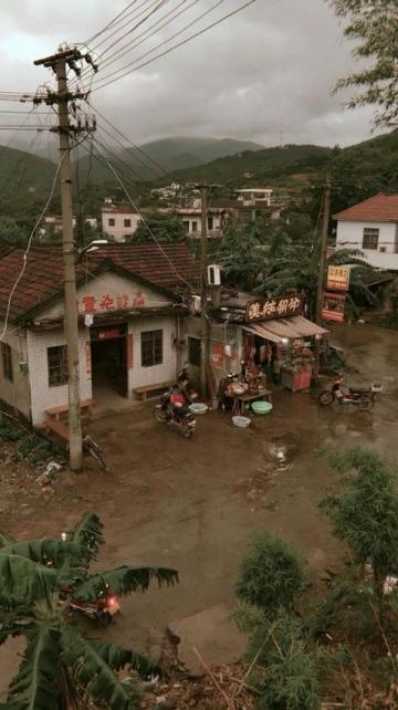 重庆因强降雨暂停3趟始发列车运营,注意出行调整与信息查询