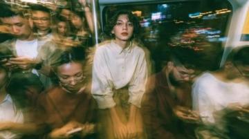 脸都不要了!江苏一女子坐高铁因一直玩手机,坐过站了,突然,她大声喊:开下