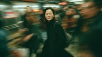 武汉高铁站，一个五十多岁的阿姨拦住了执勤特警，张口就说我没票，但要上车