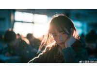 童年的回忆！中国姑娘在列车上做游戏，动作熟练，井然有序，给老外看得一愣一愣的