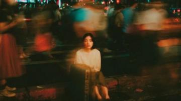深夜火车站，女孩独自在自助售票机前久久徘徊，一心想要买张去长沙的车票