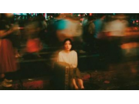深夜火车站，女孩独自在自助售票机前久久徘徊，一心想要买张去长沙的车票