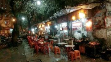 广铁深夜餐车争议列车员夜宵引乘客不满，广铁教育处理并致歉