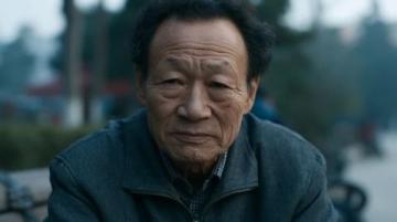北京火车站暖心偶遇：87岁老人长途寻子，与陌生旅人之间的纯粹善意