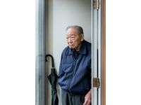 北京火车站暖心偶遇：87岁老人长途寻子，与陌生旅人之间的纯粹善意