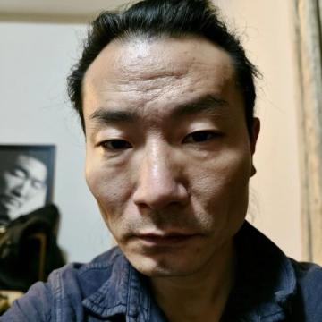 男子坐高铁被错拿背包,里面装有价值超500万元现金,工作人员紧急寻回