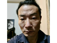 男子坐高铁被错拿背包，里面装有价值超500万元现金，工作人员紧急寻回