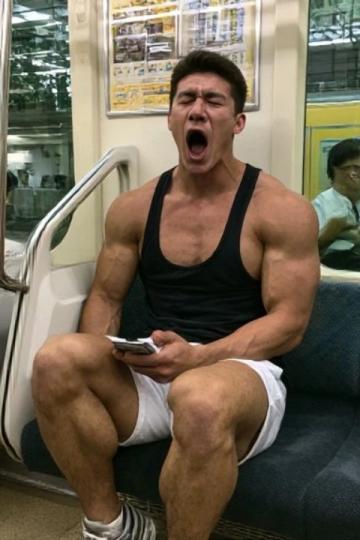 近日上海,一男子乘坐D636次列车,好不容易找到了座位