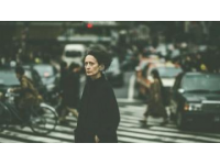 绿皮火车缓缓前行，车厢内倦意弥漫，一名年轻女子悄然开启旅程。