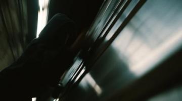 列车紧急停车7分钟:男子突发状况,站车联动高效施救