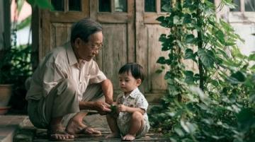 山东列车上，一个没座的大爷走到独自坐座的小女孩跟前，强行让孩子往里挤、让出一半座