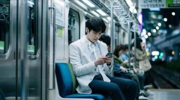 列车紧急停车7分钟:男子突发状况,站车联动高效施救