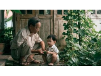 山东列车上，一个没座的大爷走到独自坐座的小女孩跟前，强行让孩子往里挤、让出一半座