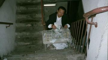 安康铁路民警巡逻时拾获万元存折现金，成功联系失主解其燃眉之急