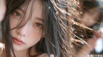 高铁搭讪女生设字谜考验,男生思维定式答不出,社交尴尬引网友热议
