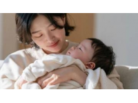 吉林敦化高铁站：母亲强忍泪水，以微笑挥手告别远行的女儿，行李箱满载爱与牵挂