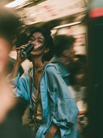 近日,在国铁北京局辛集南站站台,列车进站铃声一直在响,一名女子站在队伍的最前面