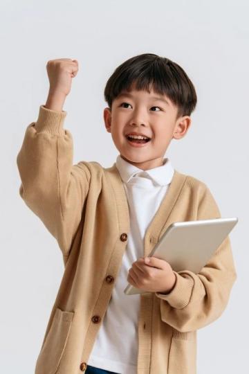 高铁乘务员神操作，一张试卷制服吵闹熊孩子，获全网点赞，网友直呼太绝了