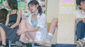 高铁常见一幕:大姐站得腿发麻,两女孩却用空位放零食