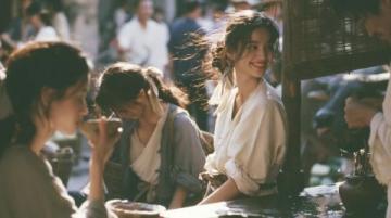 高铁常见一幕：大姐站得腿发麻，两女孩却用空位放零食
