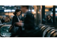 近日，在国铁北京局辛集南站站台，列车进站铃声一直在响，一名女子站在队伍的最前面