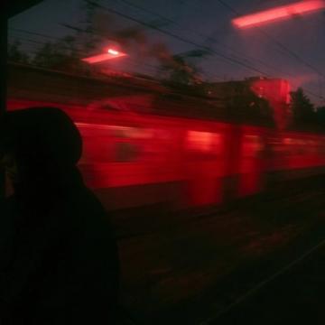 夜间普速列车安全巡查:乘务员手电筒下的旅客平安之旅