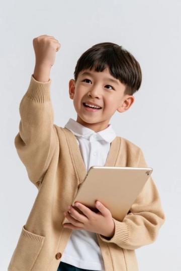 网上爆火名场面！小孩哥用全自动麻将机麻将搭轨道玩磁悬浮，揭秘物理原理